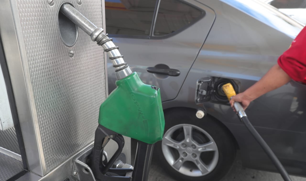 La autoridad monetaria anticipa que, al observarse precios más altos en las gasolinas, el diésel y el transporte, habrá efectos de primera vuelta, pero se espera que sean temporales. (Foto Prensa Libre: Hemeroteca PL)