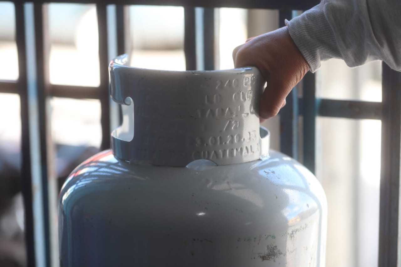 El programa de apoyo temporal por el alza de los combustibles quedó en suspenso en el Congreso de la República debido a discusiones técnico-financieras. (Foto Prensa Libre: Hemeroteca PL)