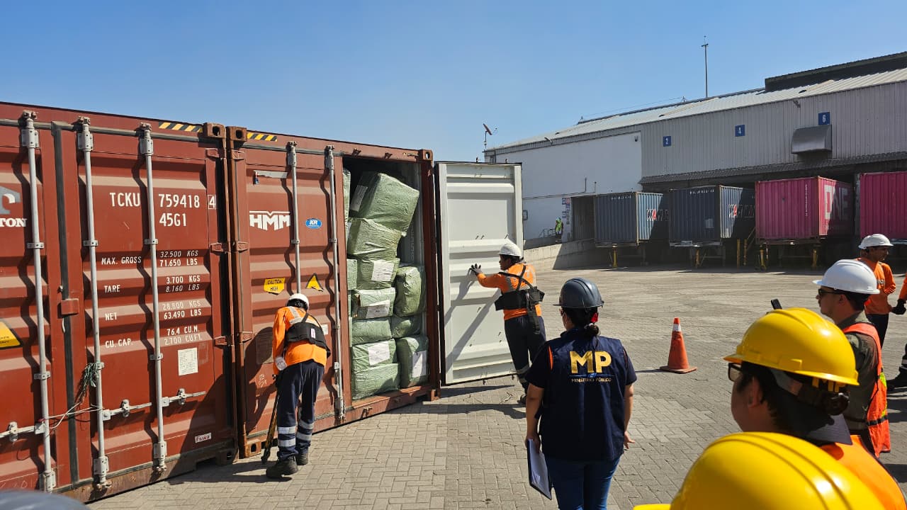 Diligencias en la Terminal Portuaria Especializada de Contenedores, en Puerto San José, Escuintla, donde el MP realiza allanamientos por denuncias de mercancía presuntamente falsificada. (Foto Prensa Libre: MP)