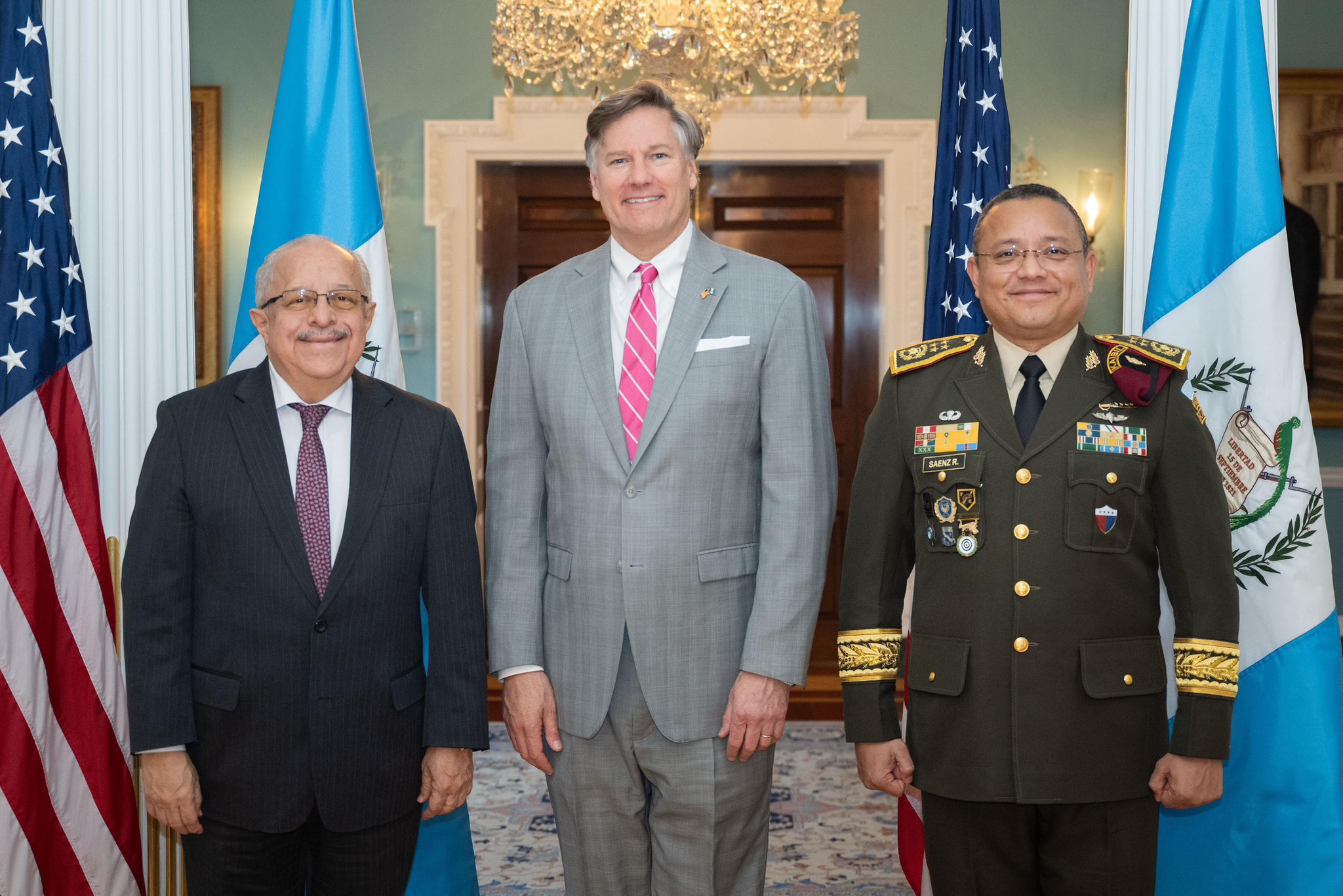 Carlos Ramiro Martínez, Christopher Landau y Henry Saenz Ramos participan en reuniones sobre cooperación en seguridad, migración y comercio entre Guatemala y EE. UU. (Foto Prensa Libre: Tomada de la cuenta de X @Ejercito_GT)