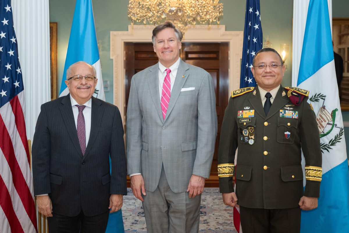 Carlos Ramiro Martínez, Christopher Landau y Henry Saenz Ramos participan en reuniones sobre cooperación en seguridad, migración y comercio entre Guatemala y EE. UU. (Foto Prensa Libre: Tomada de la cuenta de X @Ejercito_GT)