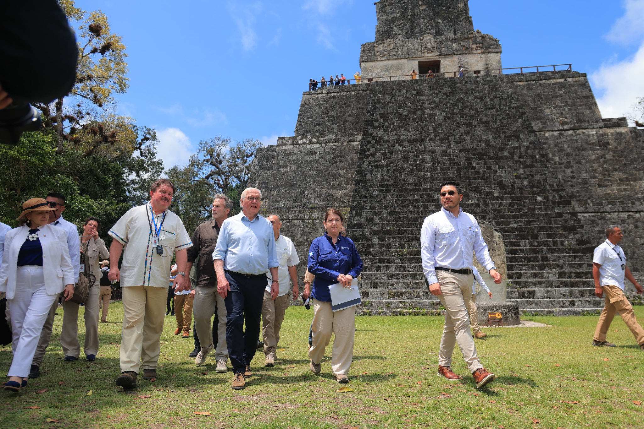 El presidente de Alemania, Frank-Walter Steinmeier, recorre el Parque Nacional Tikal, en Petén, durante el cierre de su visita a Guatemala. (Foto Prensa Libre: Tomada de la cuenta de X @McdGuate)
