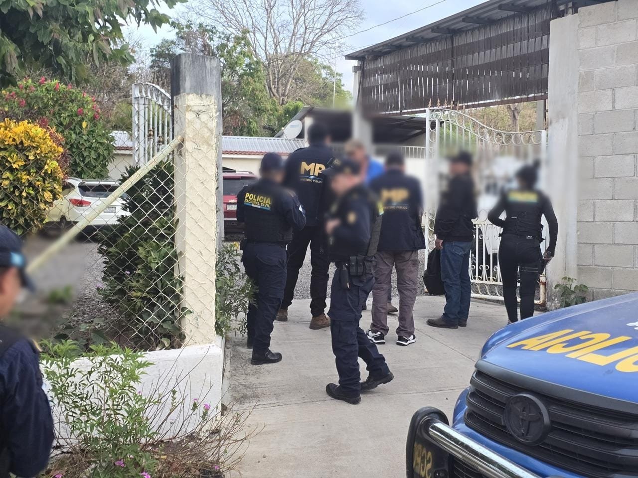 Autoridades del Ministerio Público ejecutan allanamientos en seis departamentos y capturan a cuatro personas vinculadas con una red que habría manejado más de Q5,756,202 en tráfico ilícito de migrantes. (Foto Prensa Libre: MP)