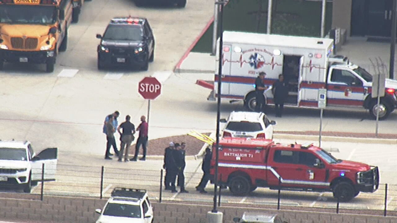 Policías resguardan la secundaria Hill Country College Preparatory High School, en Bulverde, Texas, donde un estudiante de 15 años disparó contra su maestra durante una clase, y luego se quitó la vida. (Foto Prensa Libre: Tomada de la cuenta de X @News4SA)