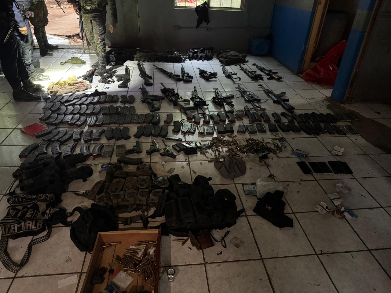 Agentes de la PNC capturan a un fiscal del MP durante un operativo en Huehuetenango, donde se incautó un arsenal vinculado al narcotráfico. (Foto Prensa Libre: PNC)