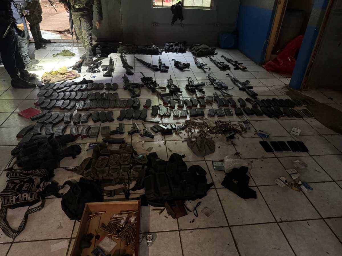 Agentes de la PNC capturan a un fiscal del MP durante un operativo en Huehuetenango, donde se incautó un arsenal vinculado al narcotráfico. (Foto Prensa Libre: PNC)