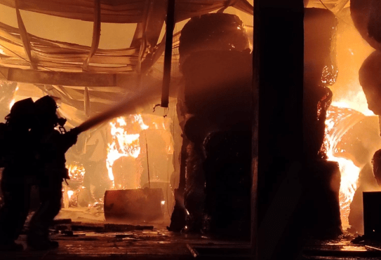 Bomberos controlan incendio en bodegas en el km 30 de la ruta al Pacífico, en Amatitlán. (Foto Prensa Libre: Bomberos Municipales Departamentales de Santa Isabel Villa Nueva)