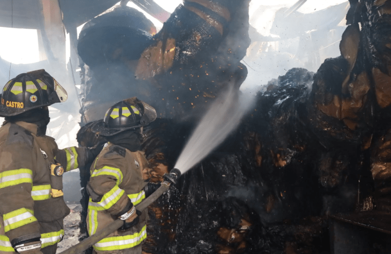 Incendio en Amatitlán continúa activo tras más de 3