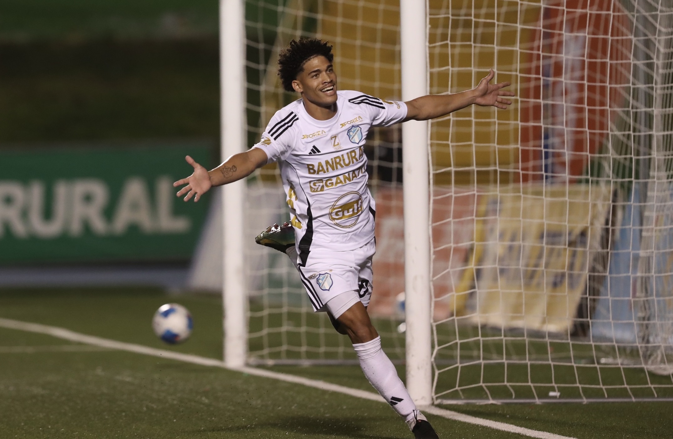 Comunicaciones golea a Achuapa y se consolida como líder del Torneo Clausura