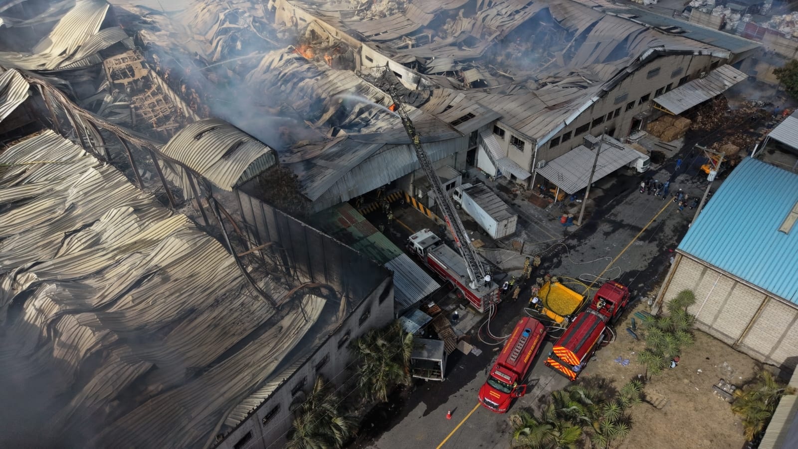 Incendio bodegas km 30.5 ruta al Pacífico
