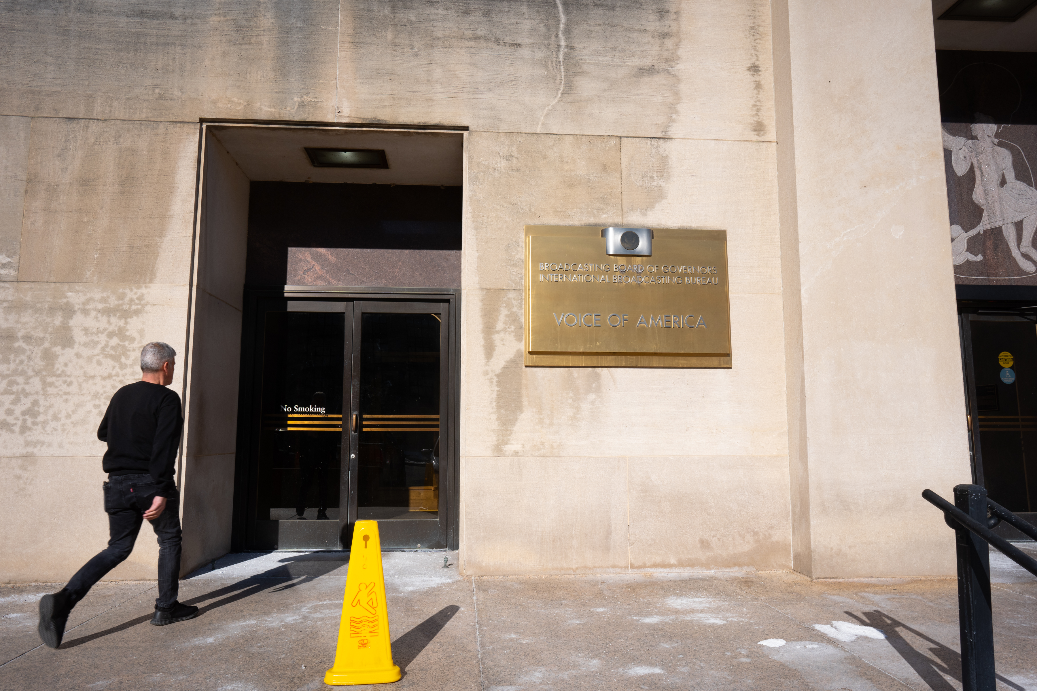 Cómo se desmoronó en los tribunales el desmantelamiento de la Voz de  America