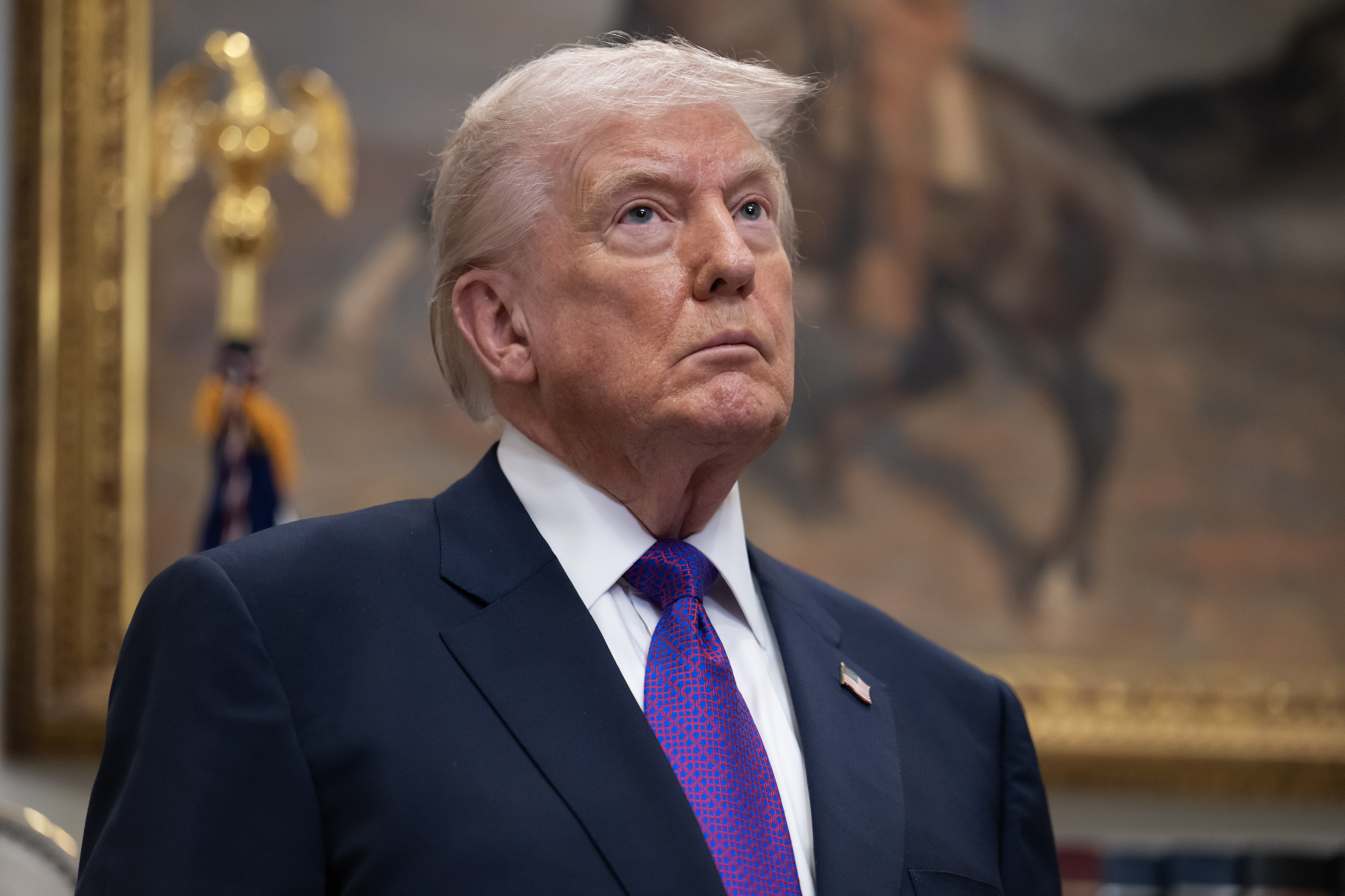 Trump mostró a pasajeros de avión un documento confidencial.