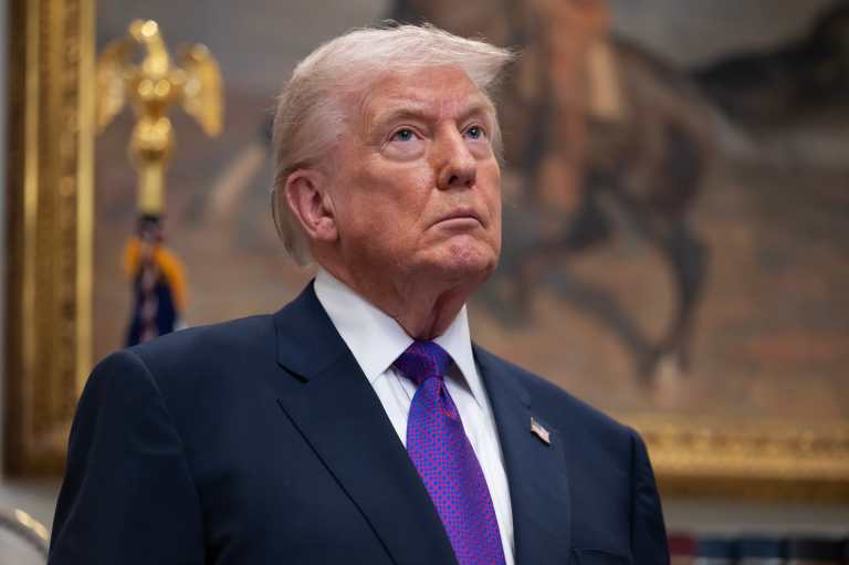 Según un memorando, Trump mostró un mapa clasificado a los pasajeros de su avión en 2