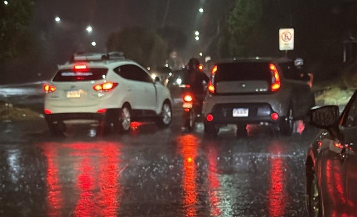 La lluvia de este 31 de marzo causa inundaciones en el sur del área metropolitana. (Foto Prensa Libre: Cortesía)