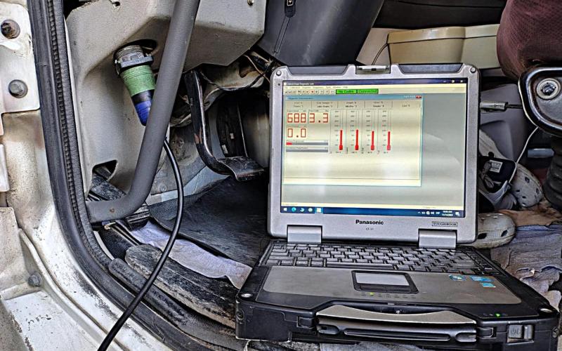 Computadora conectada al sistema de un vehículo para programar el limitador de velocidad en transporte pesado