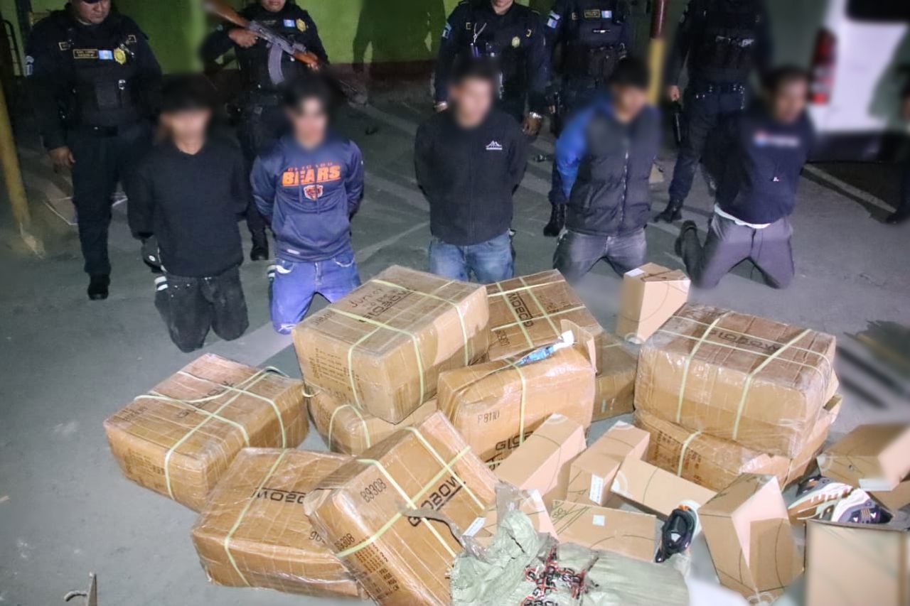 Detienen a banda criminal a la que se le atribuyen 23 robos en bodegas y comercios de la zona 1 de Guatemala
