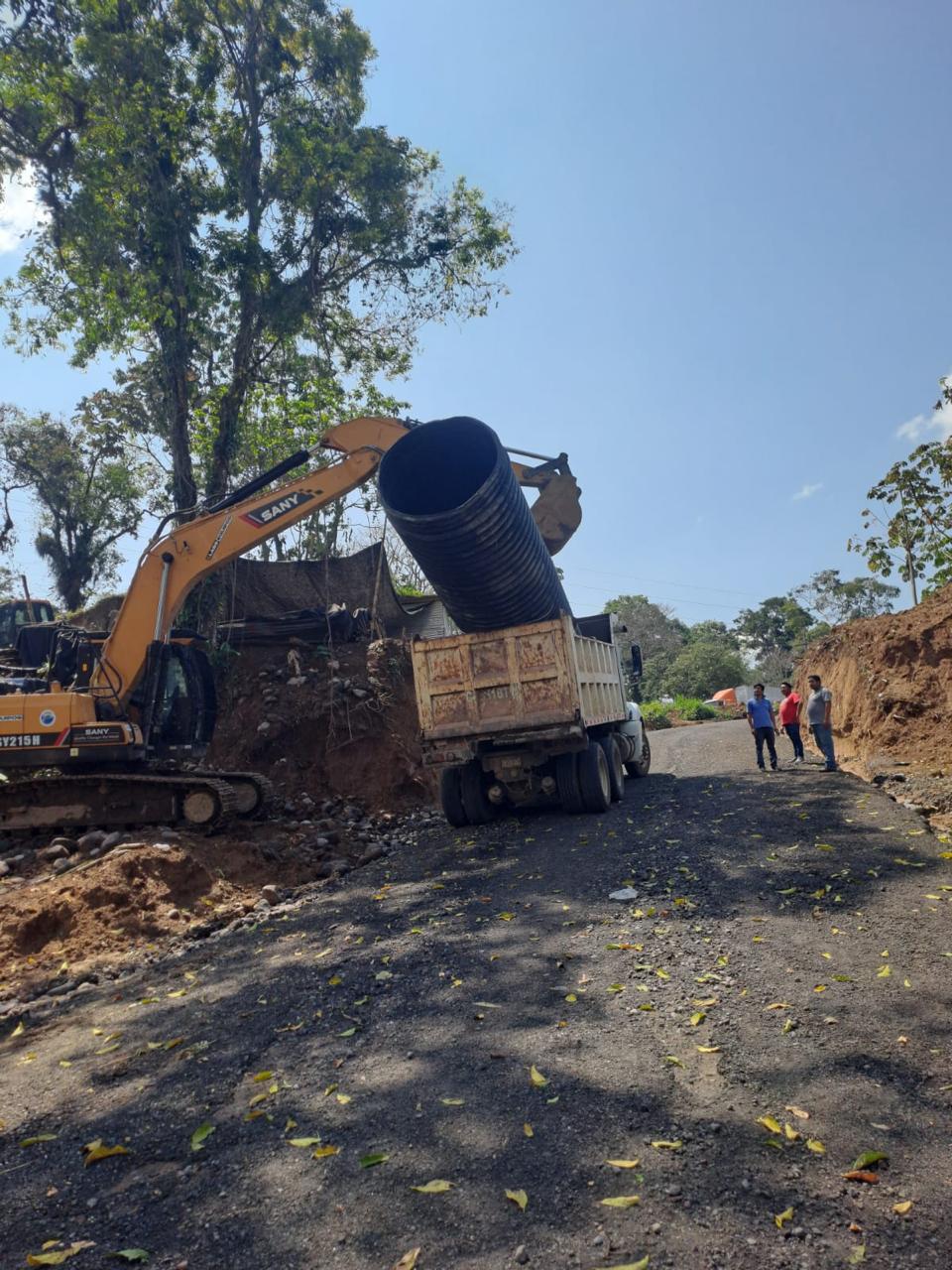 Las intensas lluvias registradas el pasado Lunes Santo provocaron un socavamiento en el desvío temporal habilitado en el kilómetro 189 de la ruta Cito-Zarco, lo que mantiene interrumpida la conexión entre Retalhuleu y Quetzaltenango. (Foto Prensa Libre: Cortesía Covial)