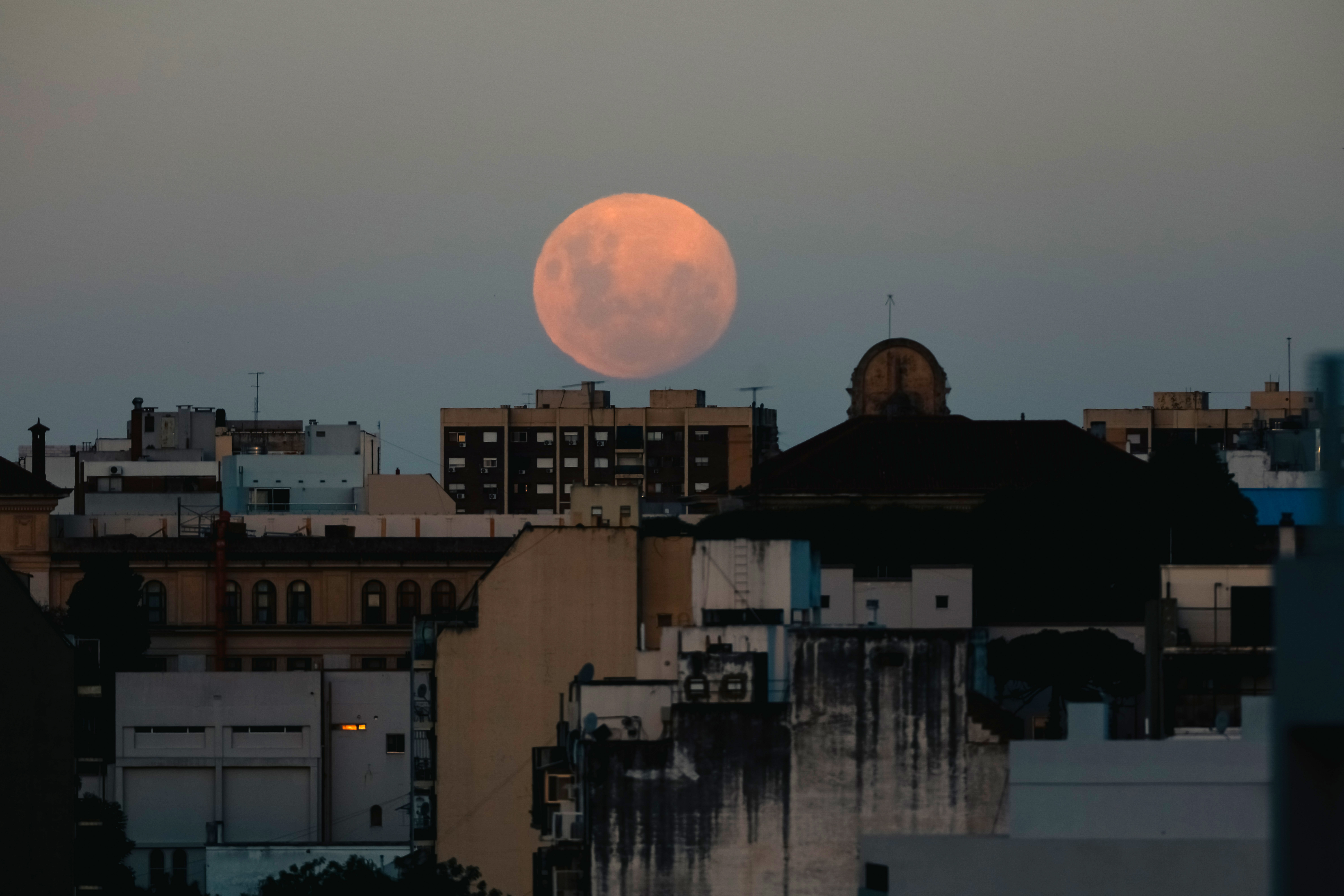 Fotografía de la Luna captada este lunes en Buenos Aires, Argentina. (Foto Prensa Libre: EFE)