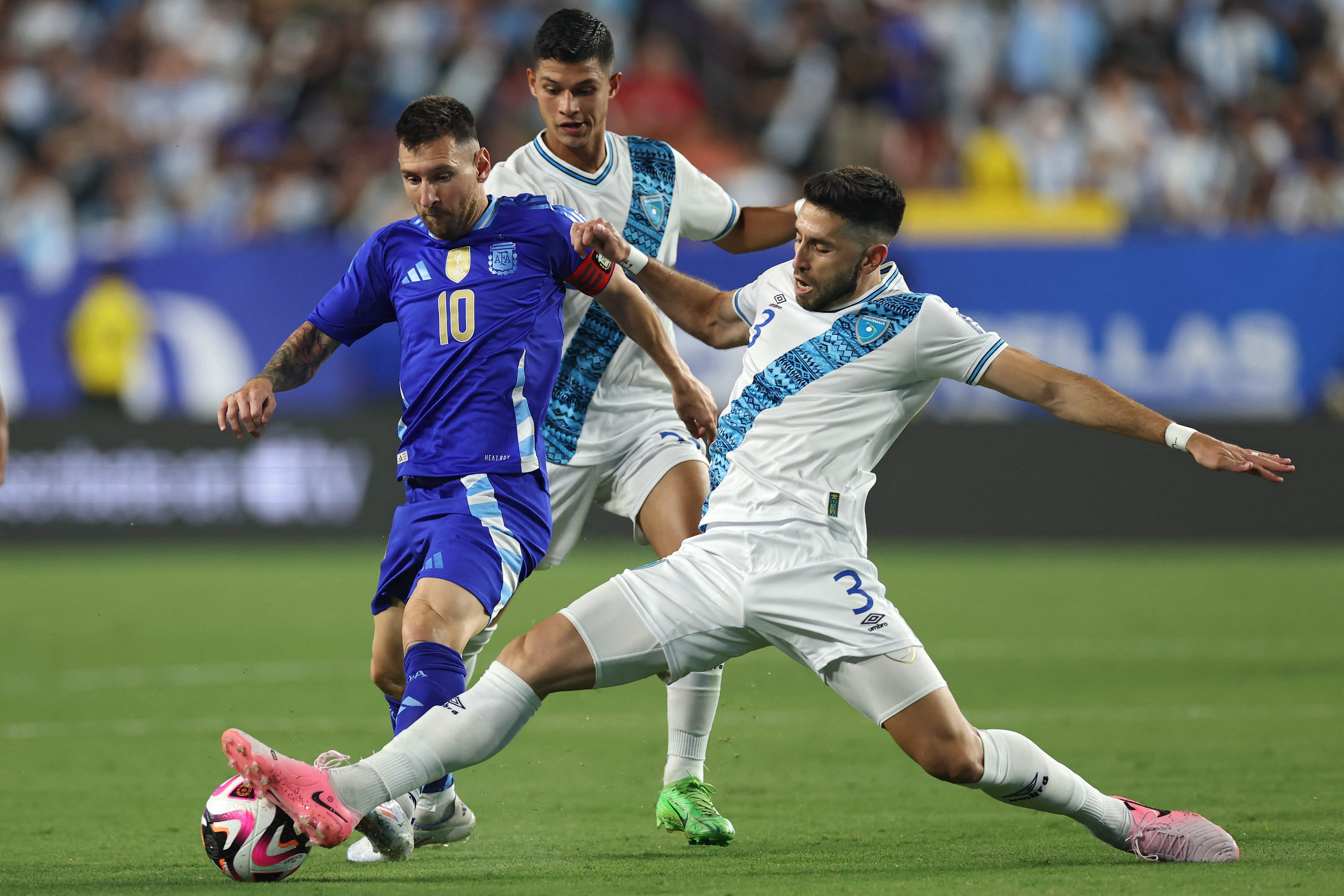 Guatemala v Argentina - Messi y Samayoa
