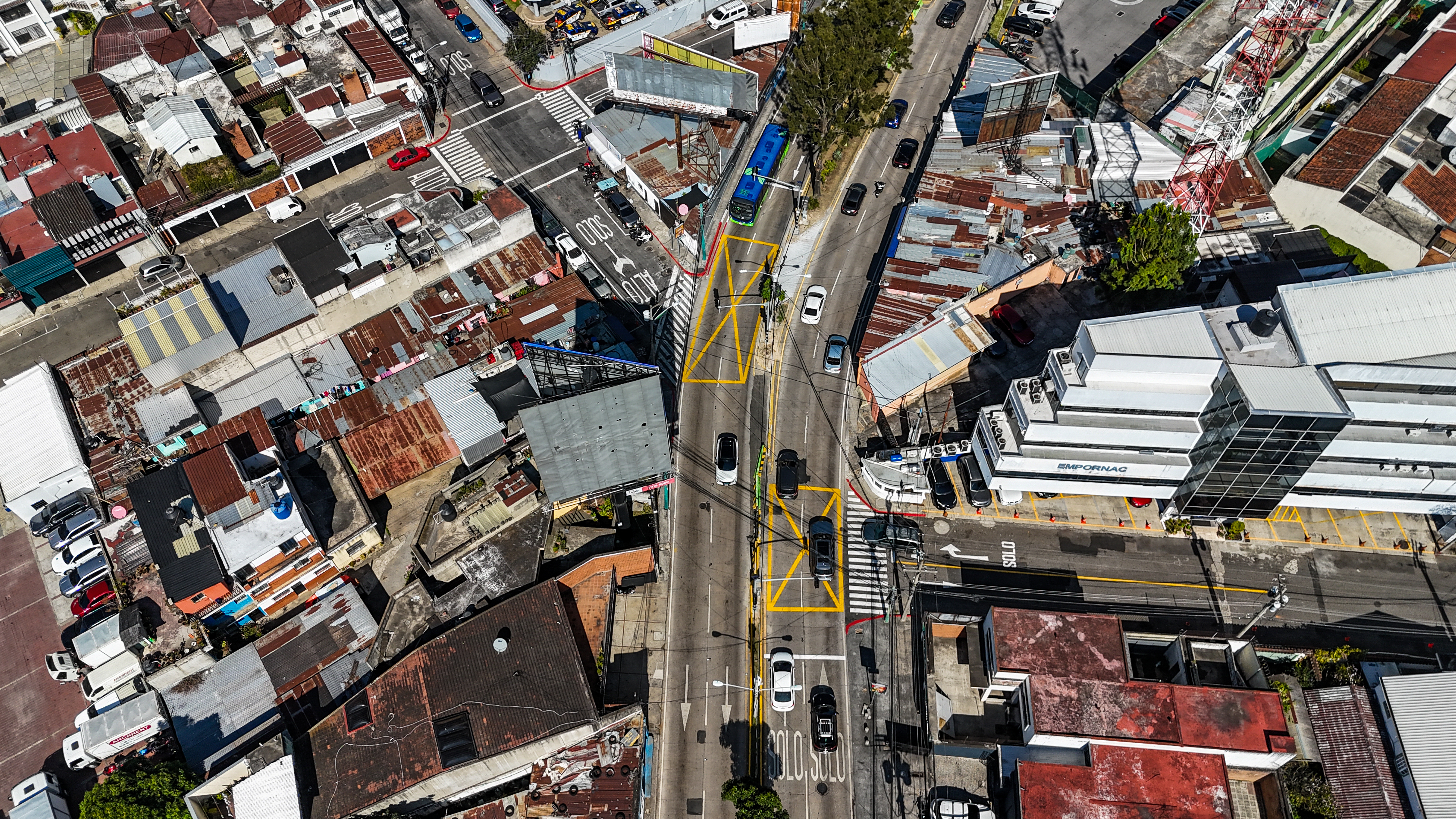 GNSD INFRAESTRUCTURA, SEMçFOROS. Para el programa Guatemala no se detiene, se realiz un recorrido en varios puntos de la ciudad capital para conocer las intervenciones menores que la Municipalidad ha realizado en va pblica y que tienen que ver con semforos, paso de vehculos y de peatones, para mejorar la movilidad vehicular. En la imagen, tomas areas de la Diagonal 6 y 17 avenida de la zona 10.

Juan Diego Gonzlez.  090126