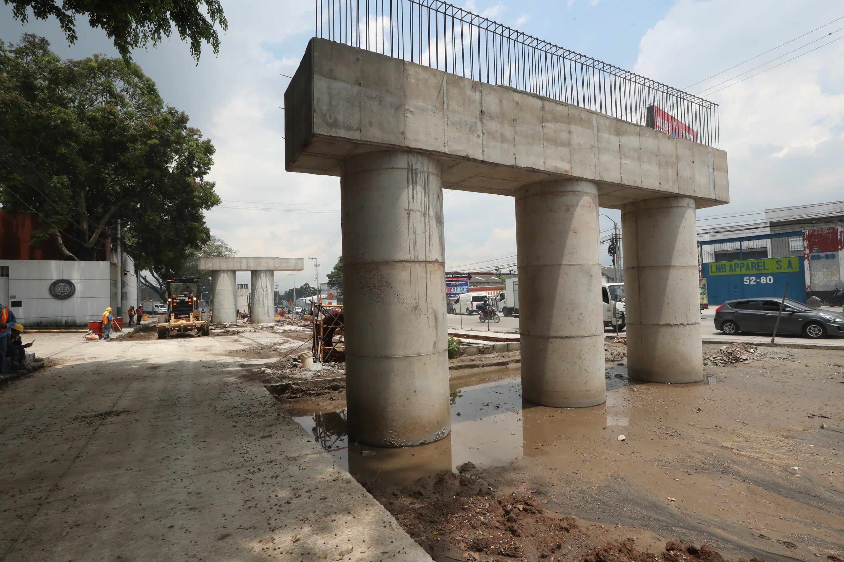 Paso a desnivel de la avenida Petapa detenido, obra inconclusa en Ciudad de Guatemala