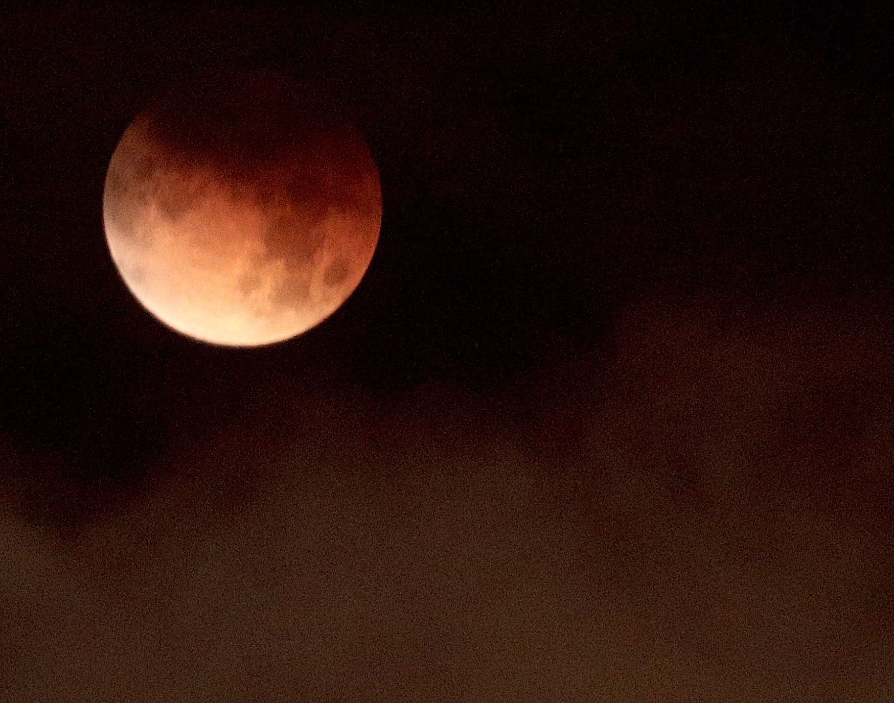 Se observa la Luna durante el eclipse desde Ciudad de Guatemala, aunque la visibilidad se complicó por la presencia de nubes que parcialmente cubrieron el cielo. (Foto Prensa Libre: Byron Rivera Baiza)