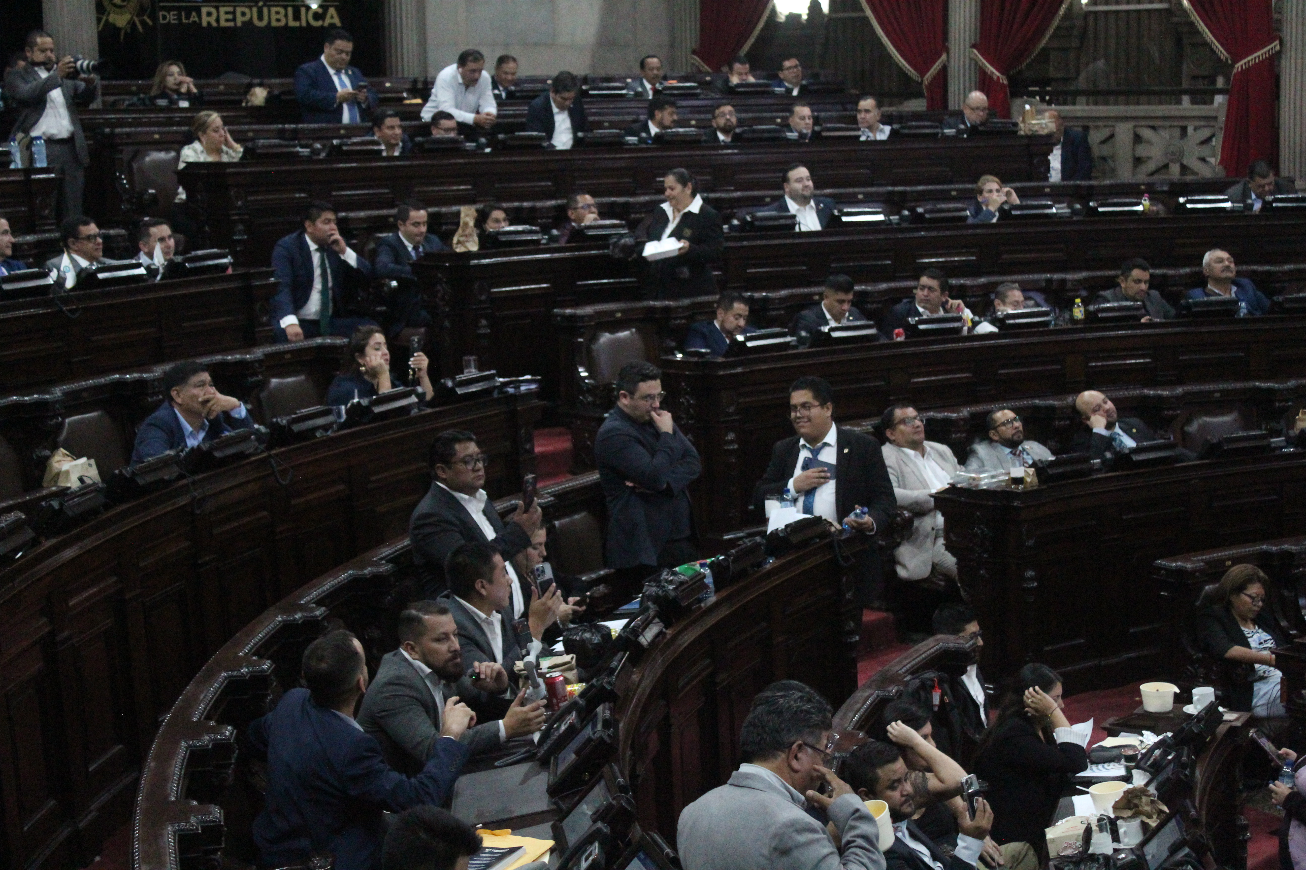 El Congreso de la Repblica eligi al magistrado titular y suplente de la Corte de Constitucionalidad (CC), correspondiente al perodo 2026 Ð 2031. El magistrado Roberto Molina Barreto recibi 100 votos a favor como magistrado titular para la CC. En tanto, Luis Rosales, actual magistrado suplente, recibi 117 votos.

foto Byron Rivera 
05/03/2025