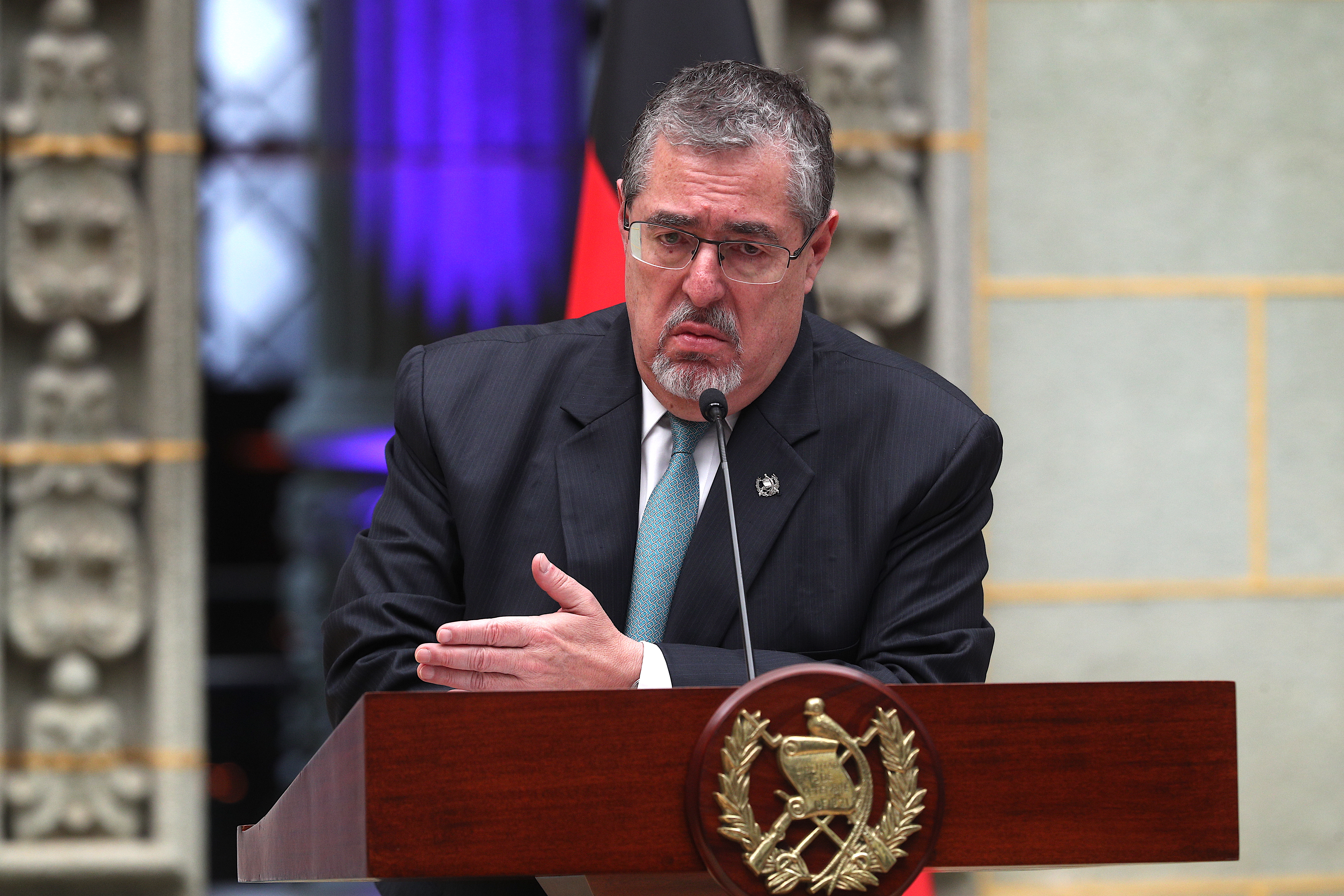 EN FOTOGRAFIA: (IZ A DE) BERNARDO ARÉVALO DE LEON 

El presidente guatemalteco revela que la delegación empresarial que acompaña a Frank-Walter Steinmeier se especializa en tecnología, energías renovables y el sector agrícola.

Tambien incluyó temas como el aporte de la cooperación alemana desde la década de los años 70 en Guatemala, en programas de fortalecimiento institucional, el medio ambiente, la protección del patrimonio cultural, la reducción de la pobreza, así como el ámbito académico.


foto Byron Rivera 
17/03/2025