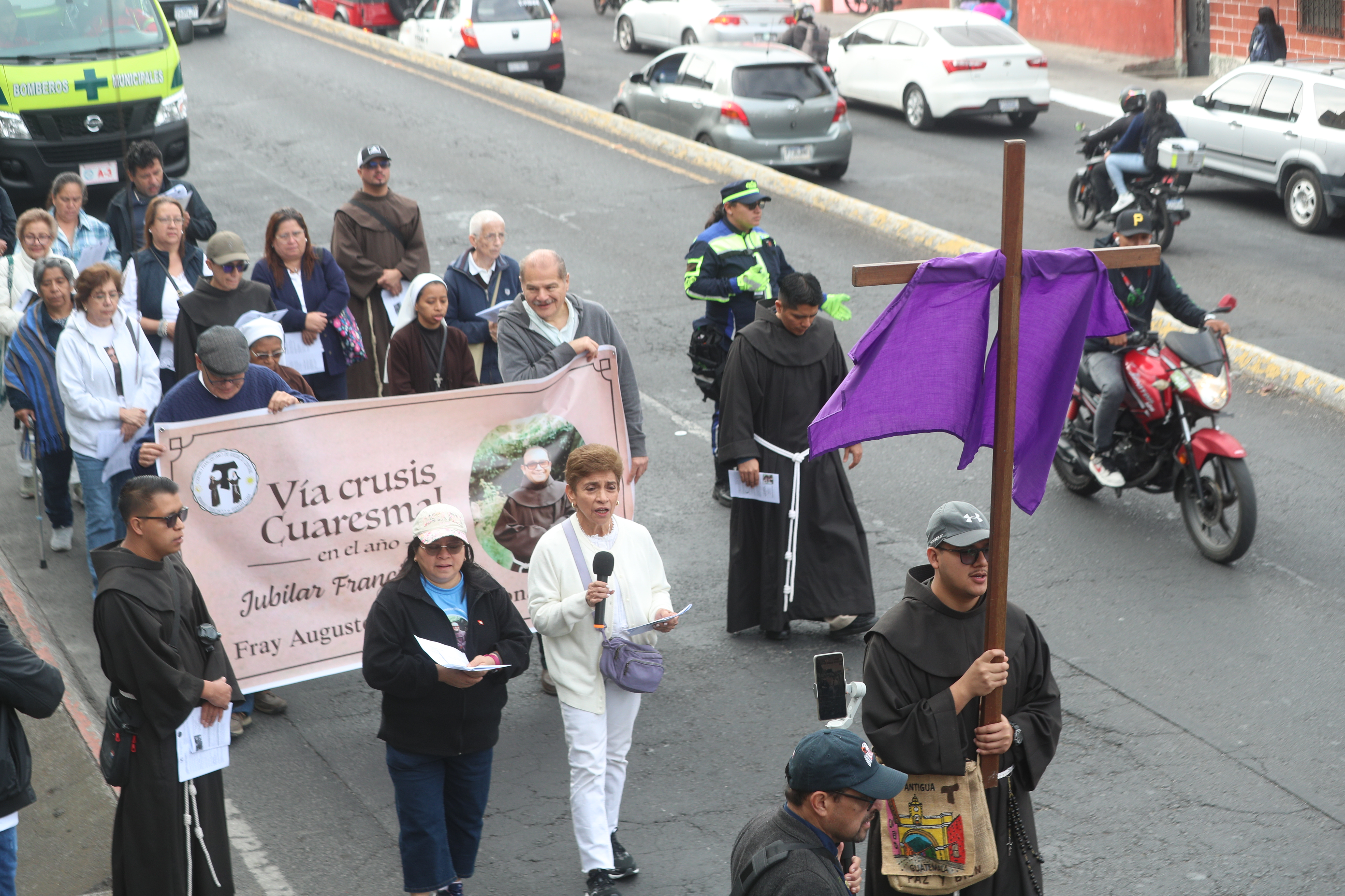 Fieles catlicos recorren la Avenida Elena en un solemne Va Crucis, conmemorando la vida y el martirio de Fray Augusto Ramrez Monasterio, sacerdote franciscano guatemalteco asesinado en 1983 por mantenerse firme en su fe y defender el secreto de confesin.

Este acto de fe recuerda su legado pastoral y su compromiso con la justicia social, valores que hoy lo encaminan a su prxima beatificacin reconocida por la Iglesia Catlica.

foto Byron Rivera 
21/03/2026