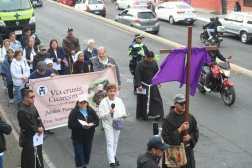 Fieles catlicos recorren la Avenida Elena en un solemne Va Crucis, conmemorando la vida y el martirio de Fray Augusto Ramrez Monasterio, sacerdote franciscano guatemalteco asesinado en 1983 por mantenerse firme en su fe y defender el secreto de confesin.

Este acto de fe recuerda su legado pastoral y su compromiso con la justicia social, valores que hoy lo encaminan a su prxima beatificacin reconocida por la Iglesia Catlica.

foto Byron Rivera 
21/03/2026