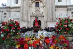 La mañana del Martes Santo, la cita es en el templo de la Merced, donde la consagrada imagen de Jesús Nazareno sale a recorrer los alrededores de su iglesia rememorando aquellas procesiones de antaño, sin alegoría alguna, únicamente rodeado de las flores de sus fieles.

foto Byron Rivera 
31/03/2026