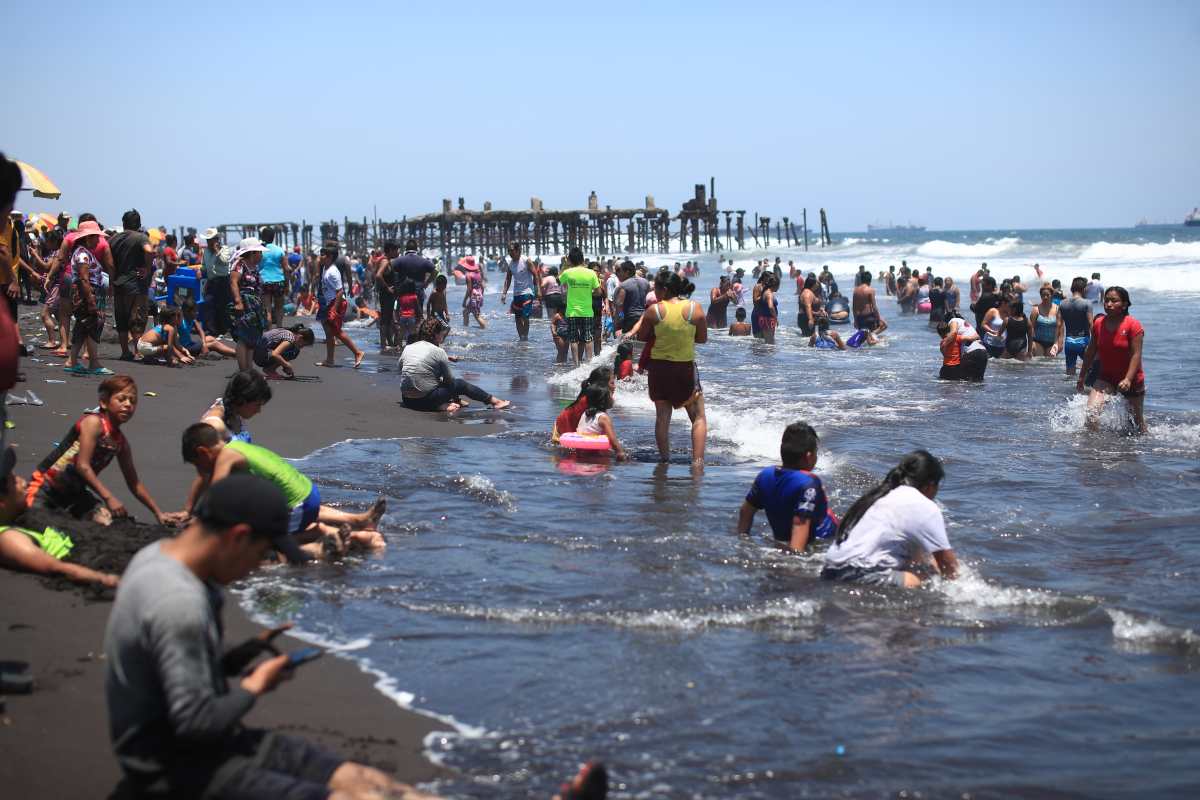 Playa del Puerto San José en Escuintla durante temporada alta en la costa sur de Guatemala