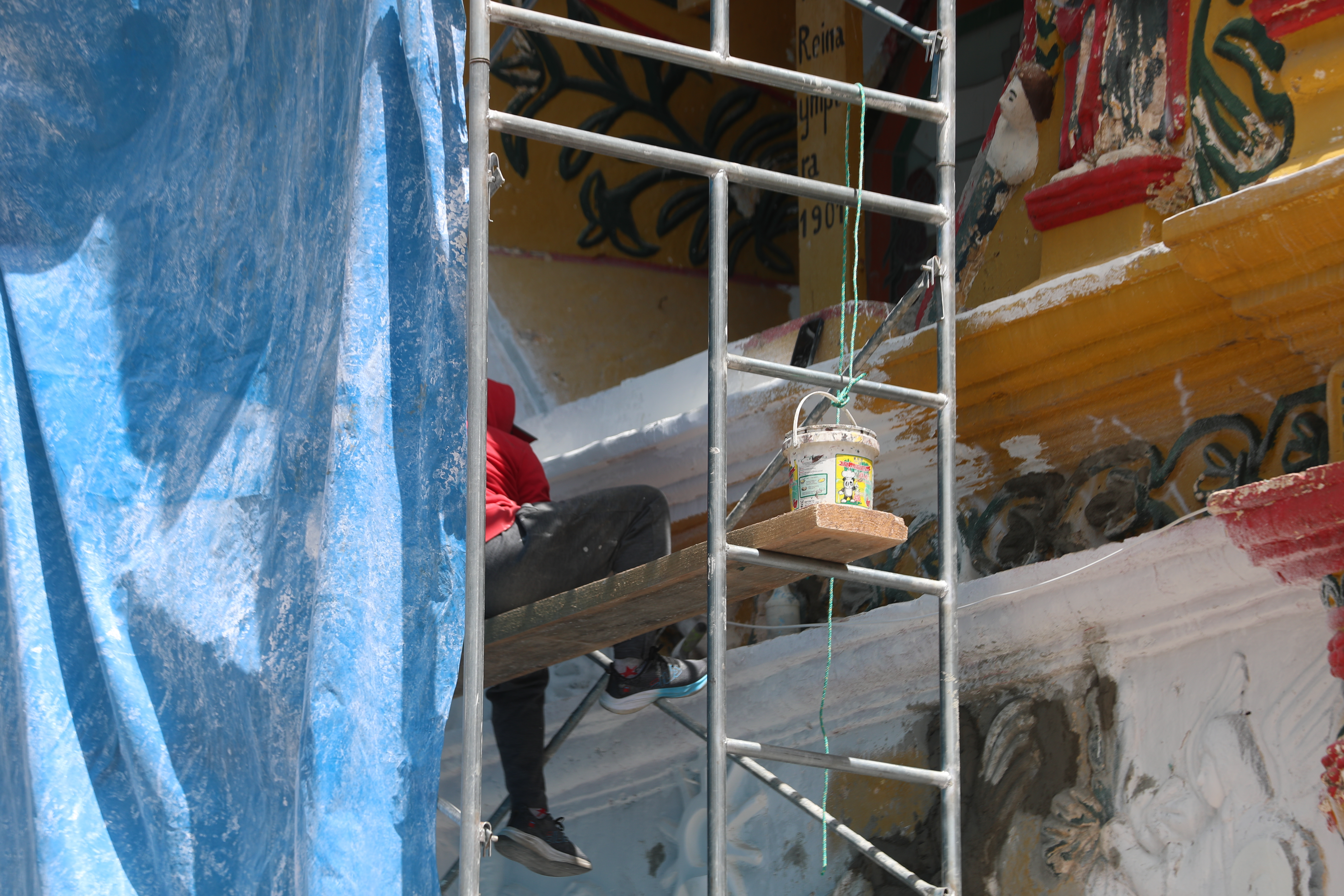 La comunidad católica de San Andrés Xecul, Totonicapán, aprobó que se realice un cambio de pintura al templo (Foto Prensa Libre: Moisés Xec). 