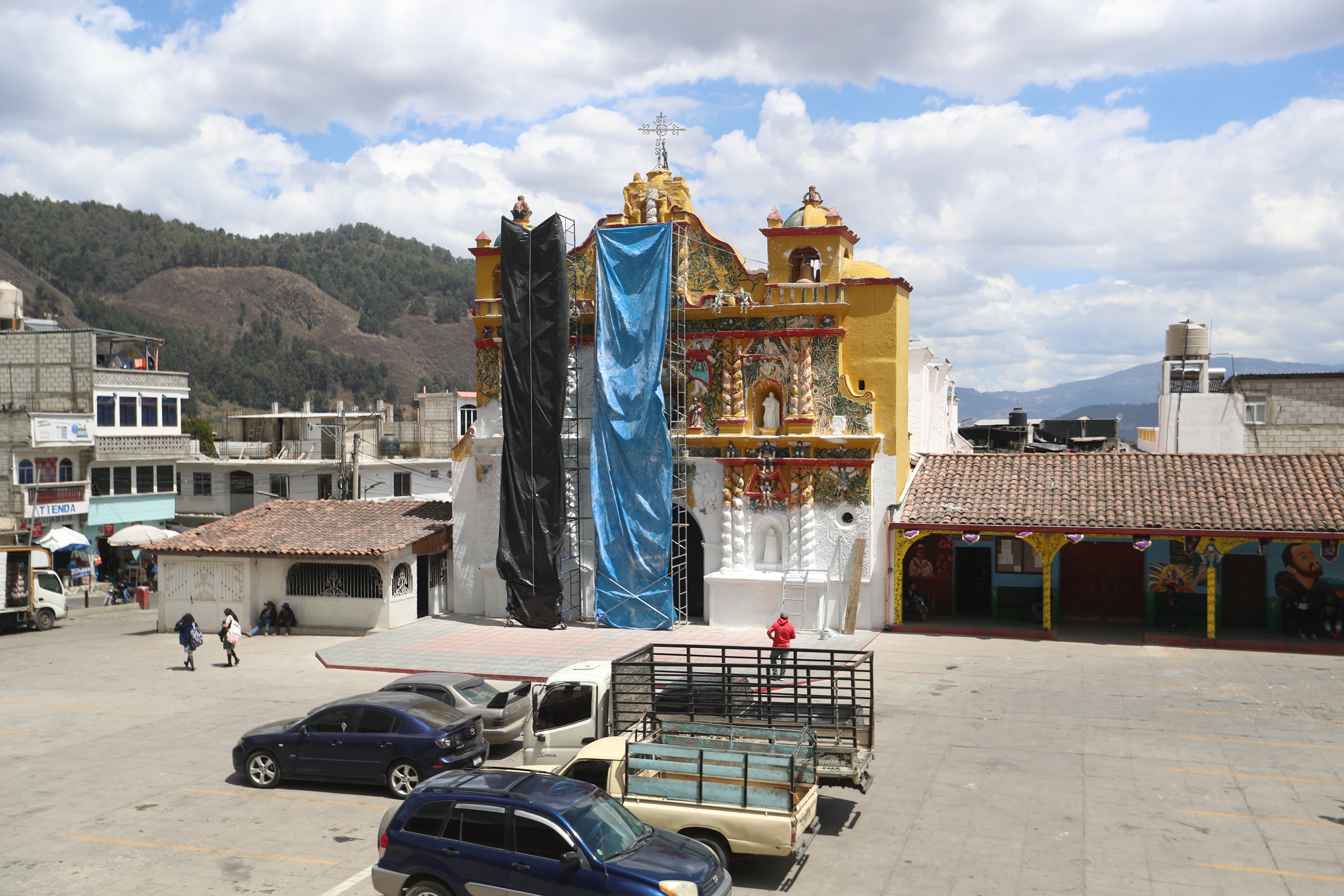 El templo de San Andrés Xecul data del siglo XVII, fue declarado Monumento Histórico del período hispánico en 1970. (Foto Prensa Libre: Moisés Xec). 