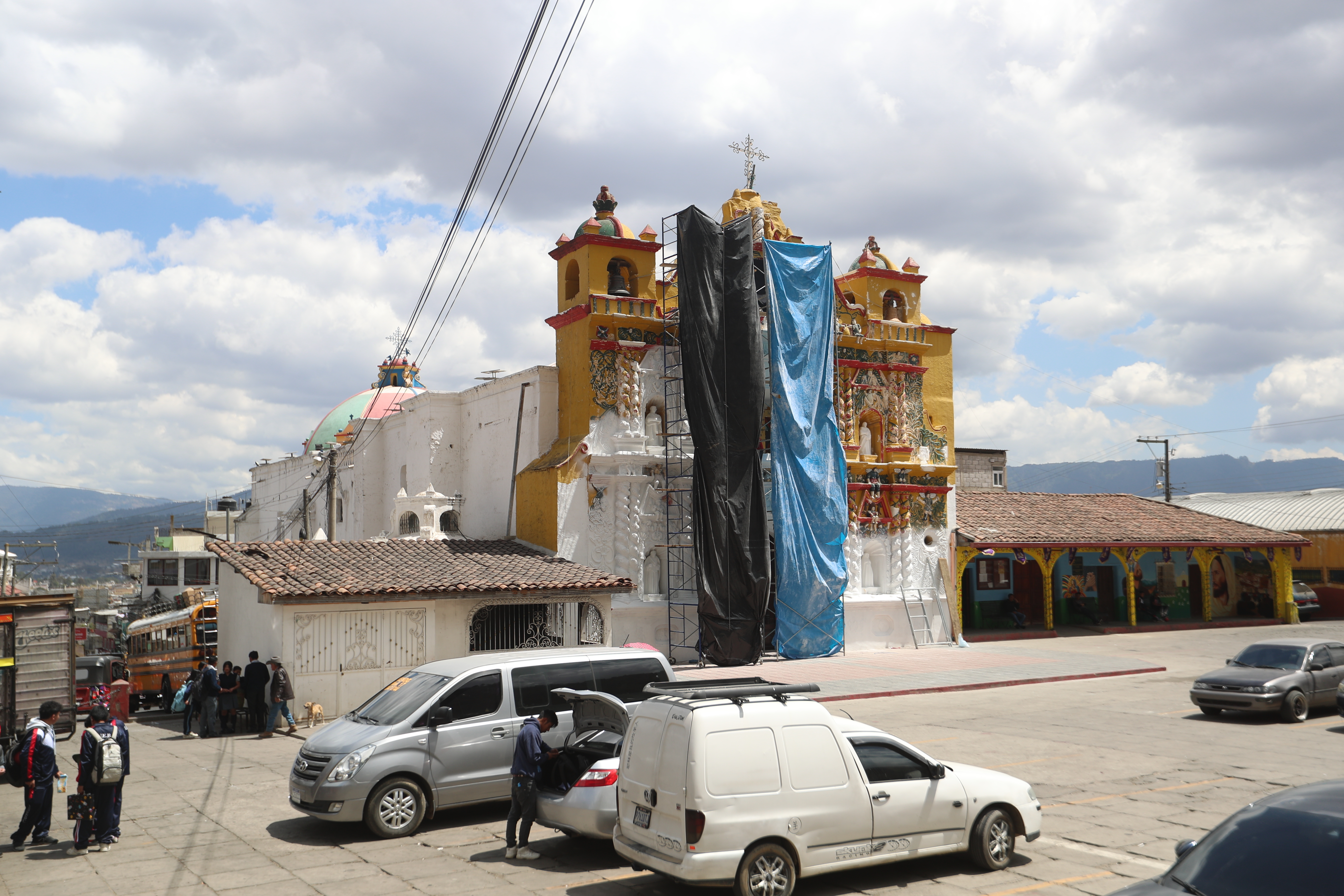 Antes de la remodelación la fachada del templo era comparada con un güipil, por la intensidad y combinación de colores, evocaba el amanecer y los sacrificios de los antepasados durante la conquista. (Foto Prensa Libre: Moisés Xec). 
