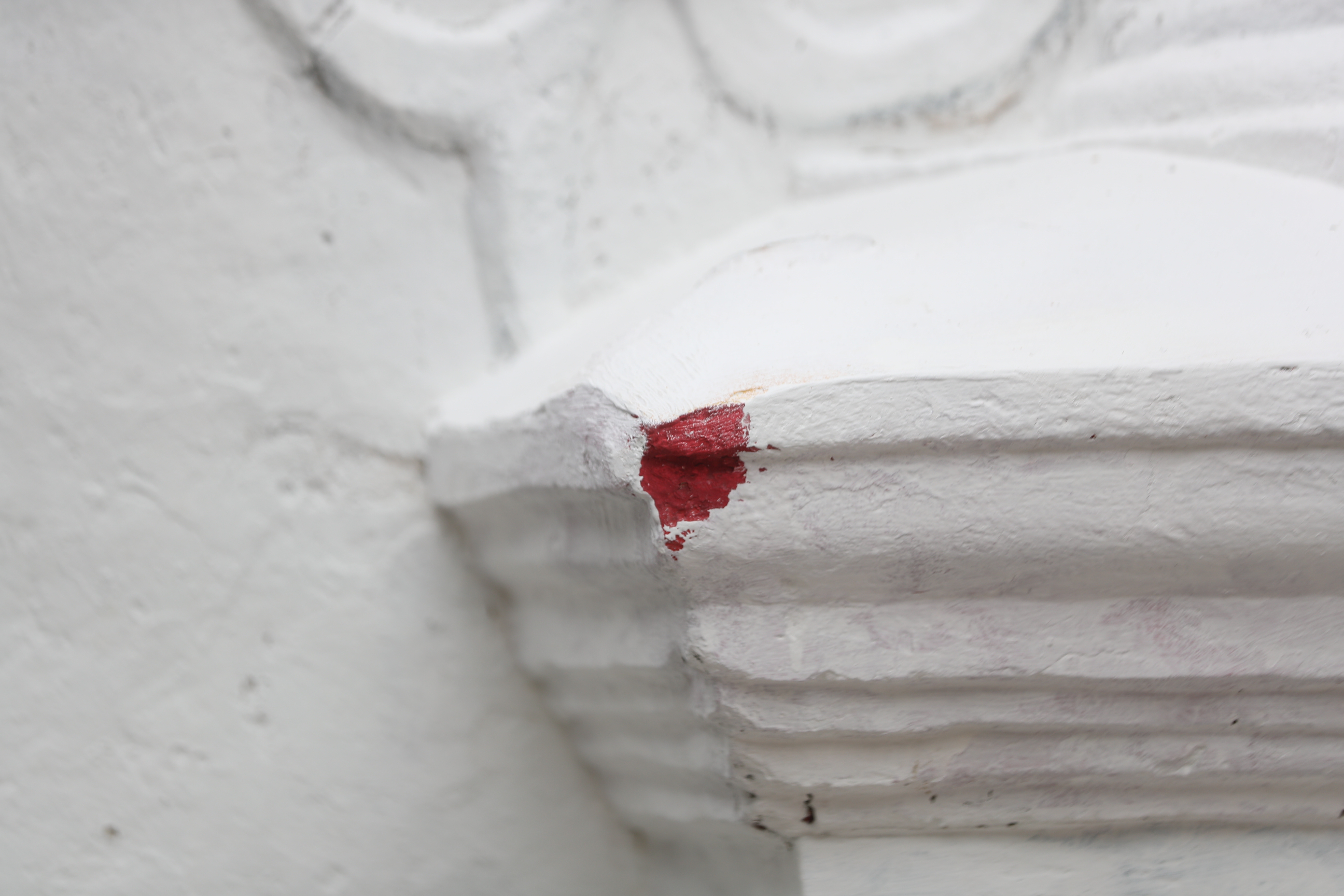 En publicaciones difundidas en redes locales, se explica que la capa blanca aplicada en la fachada, es una base para volver a pintar el templo con los colores tradicionales. (Foto Prensa Libre: Moisés Xec). 