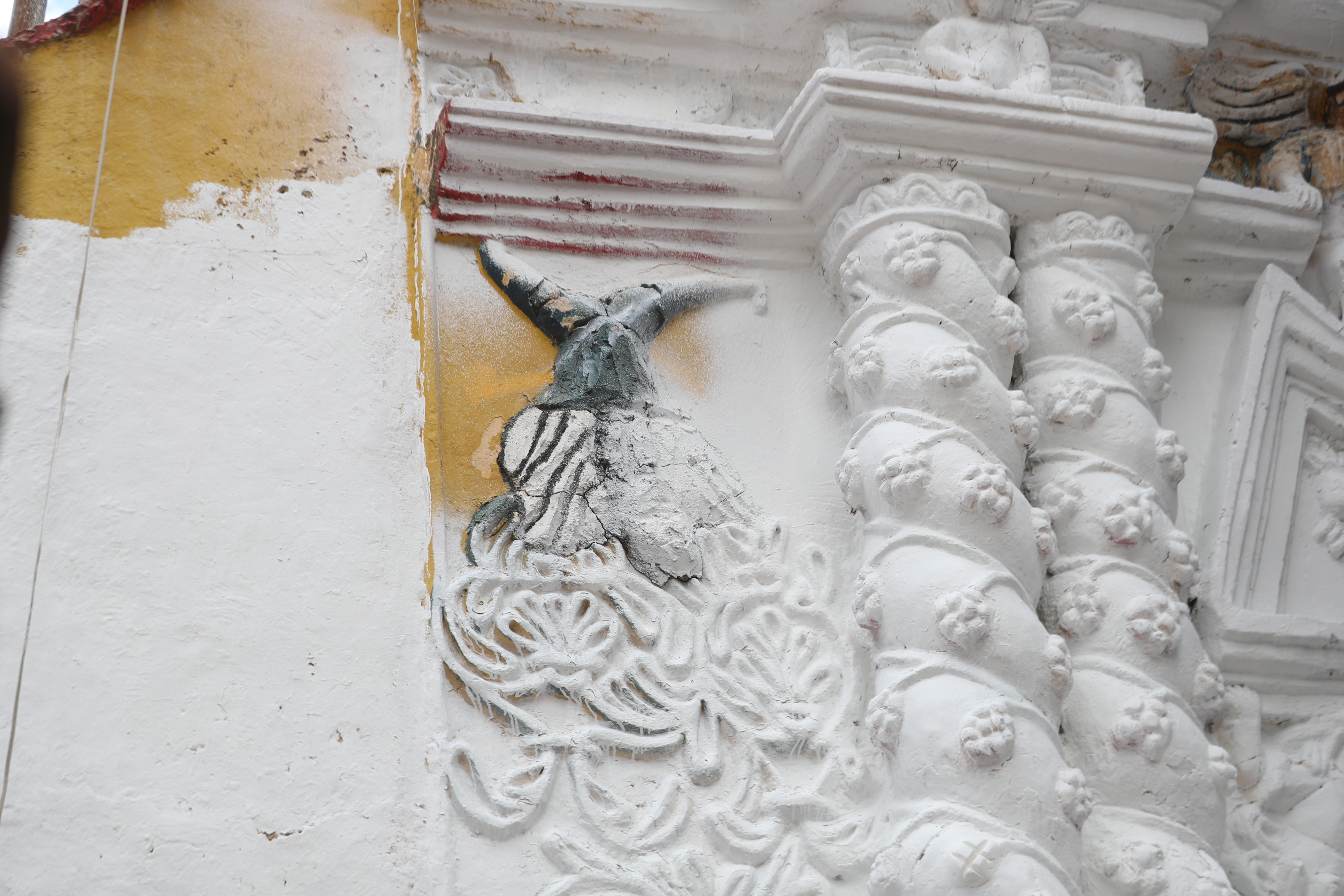 El Ministerio de Cultura y Deportes (MCD), declaró que los trabajos pusieron en riesgo la integridad de los valores artísticos y simbólicos del templo católico. (Foto Prensa Libre: Moisés Xec). 