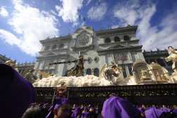 El tradicional cortejo procesional de la Consagrada Imagen de Jess Nazareno de los Milagros del Santuario Expiatorio del Seor San Jos, hace su paso por parque central y Palacio Nacional de la Cultura, impartiendo su bendicin en cada una de las familias guatemaltecas en el Domingo de Ramos.

Fotografa Prensa Libre: Moiss Xec. 29-03-2026