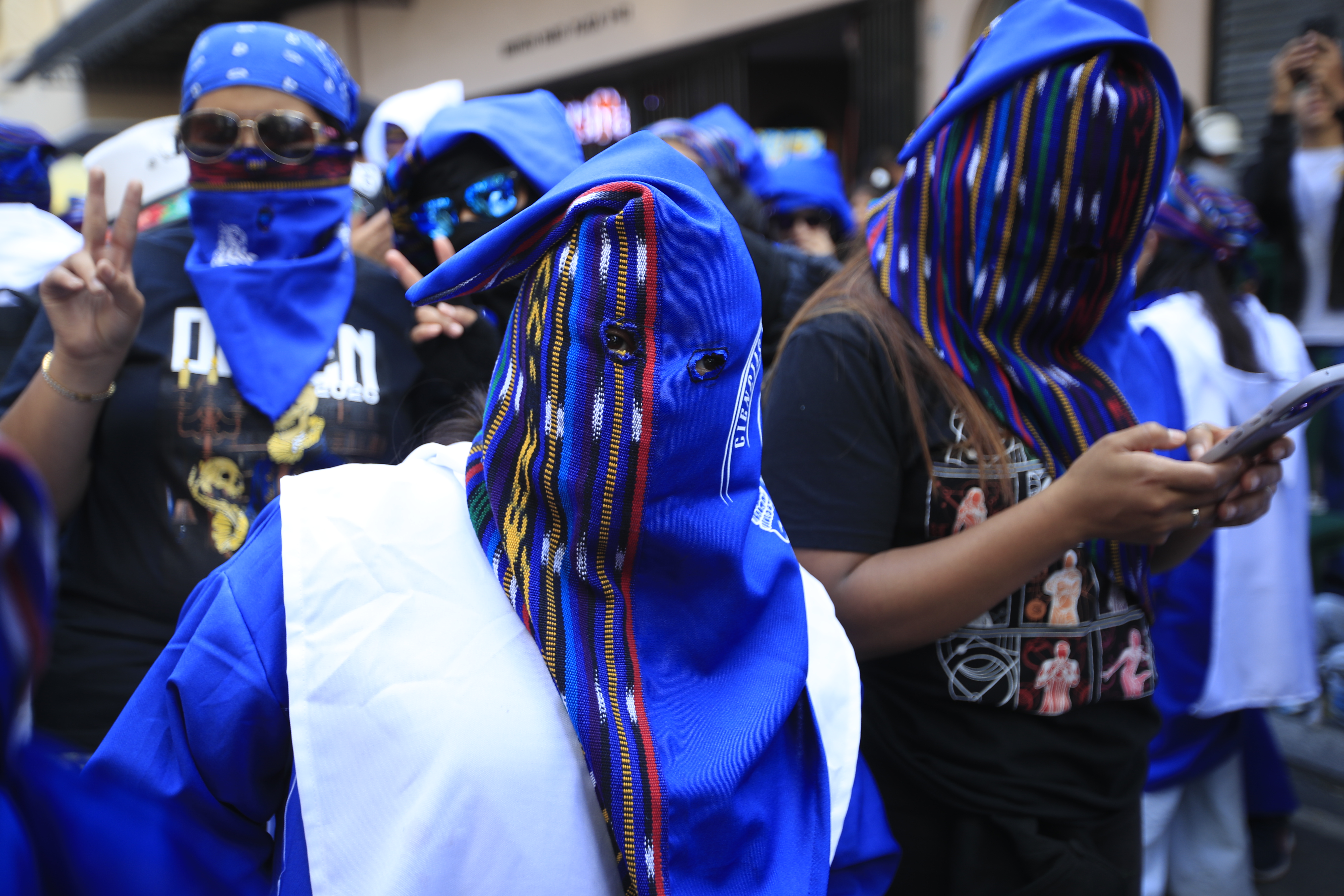 Alumnos de la Universidad San Carlos de Guatemala caminan en la tradicional Huelga de Dolores en dirección hacia la plaza central de la zona uno. (Foto Prensa Libre: Javier González)