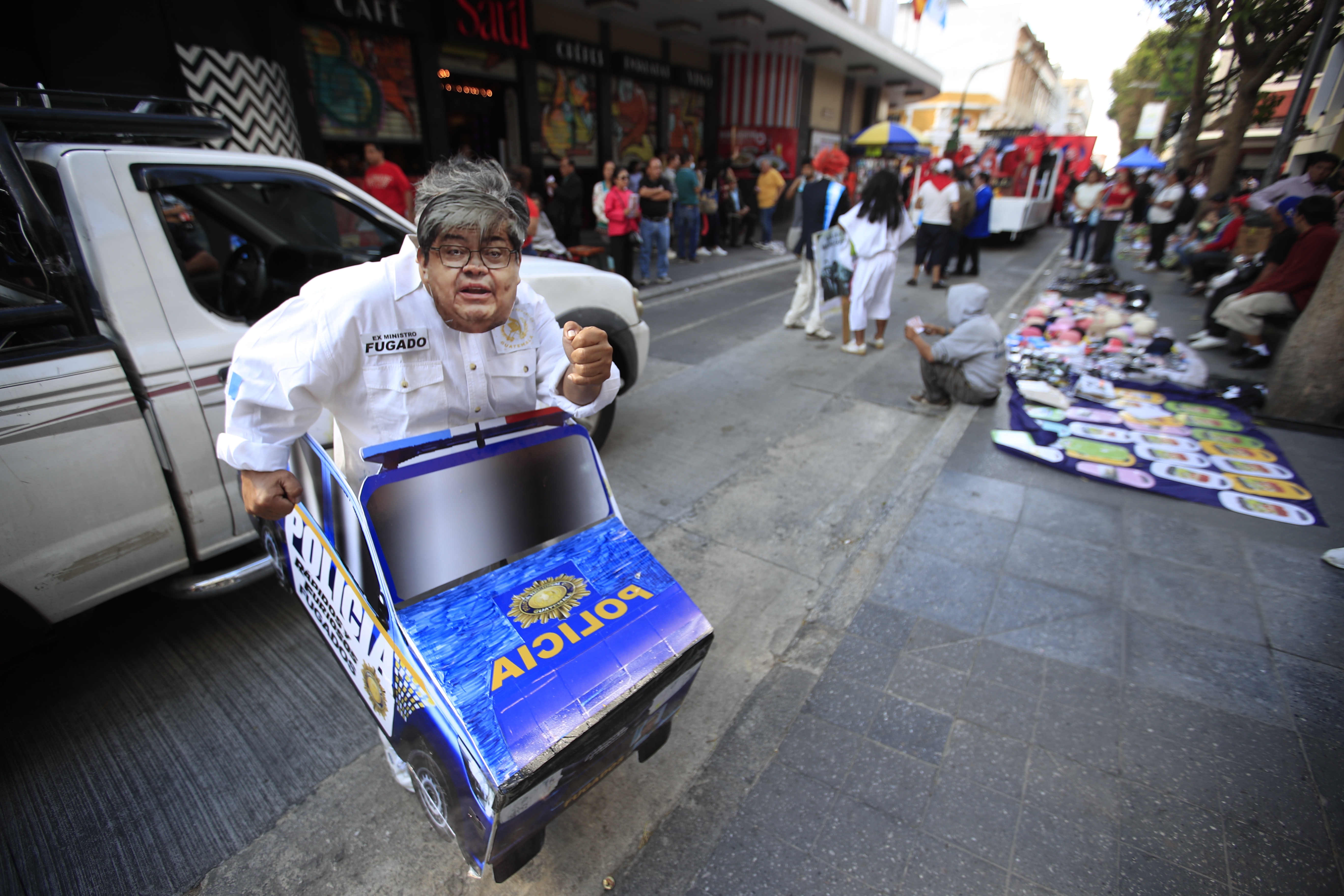 Alumnos de la Universidad de San Carlos de Guatemala (USAC) se movilizan en la tradicional Huelga de Dolores. Desfile bufo que satiriza y critica la coyuntura nacional. 


Foto Prensa Libre: Javier Gonzlez.  27/03/2026