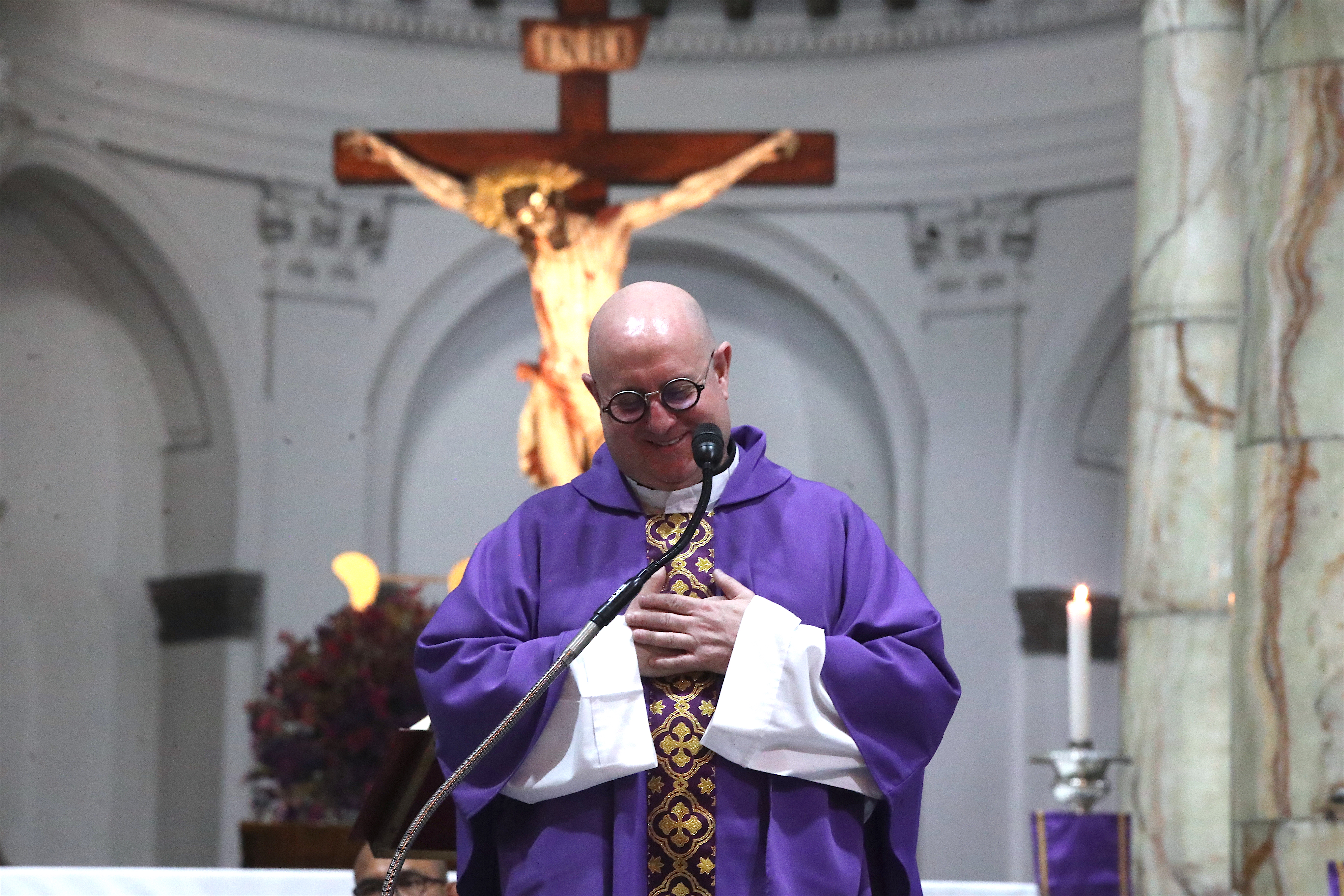 Padre Guilherme Peixoto, el sacerdote portugués visita Guatemala.'
