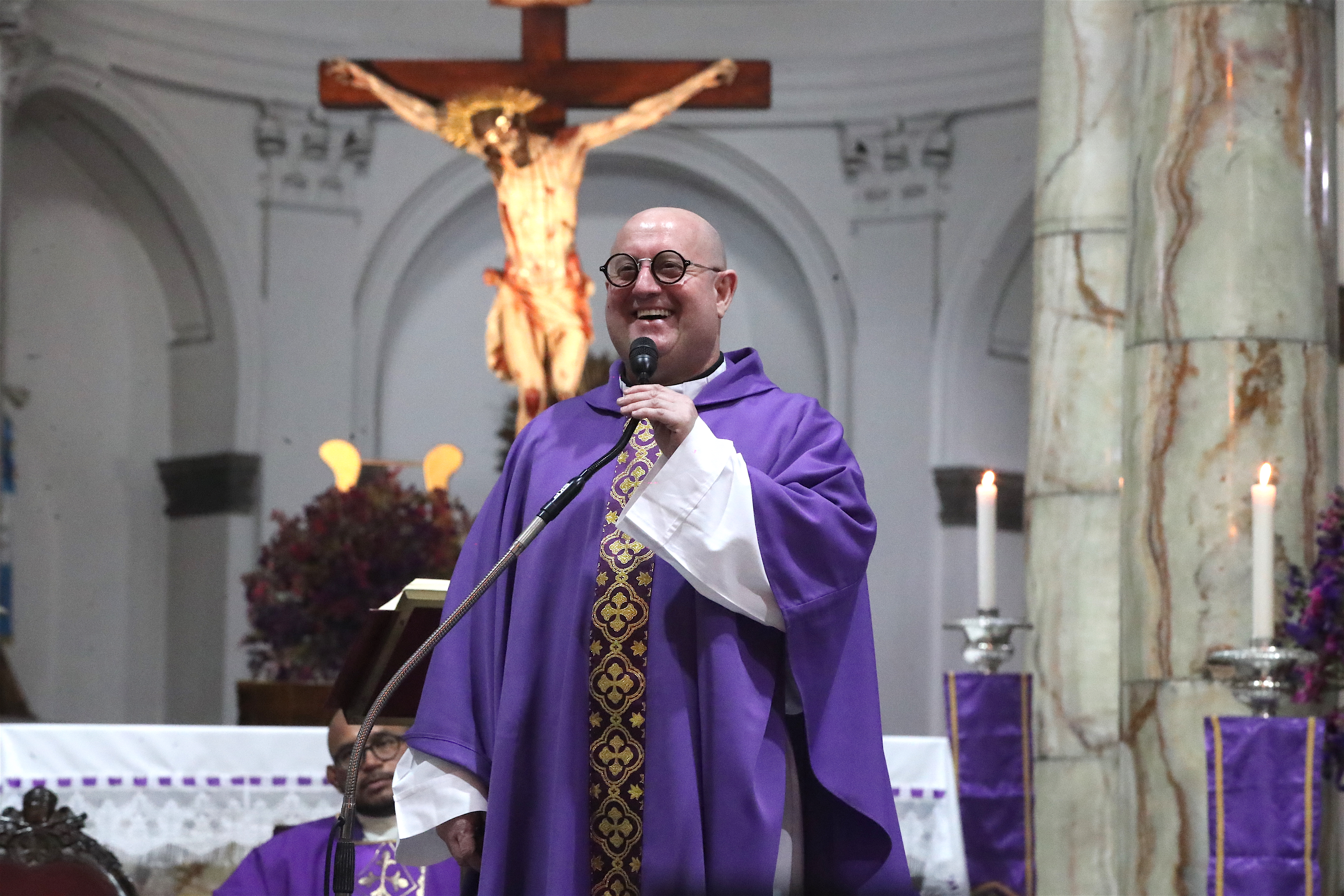 El sacerdote y DJ portugus padre Guilherme se encuentra en Guatemala y dirigi una misa en la Catedral Metropolitana la tarde del jueves 11 de marzo.



Fotografa Esbin Garcia  11-03-26