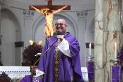 El sacerdote y DJ portugus padre Guilherme se encuentra en Guatemala y dirigi una misa en la Catedral Metropolitana la tarde del jueves 11 de marzo.



Fotografa Esbin Garcia  11-03-26