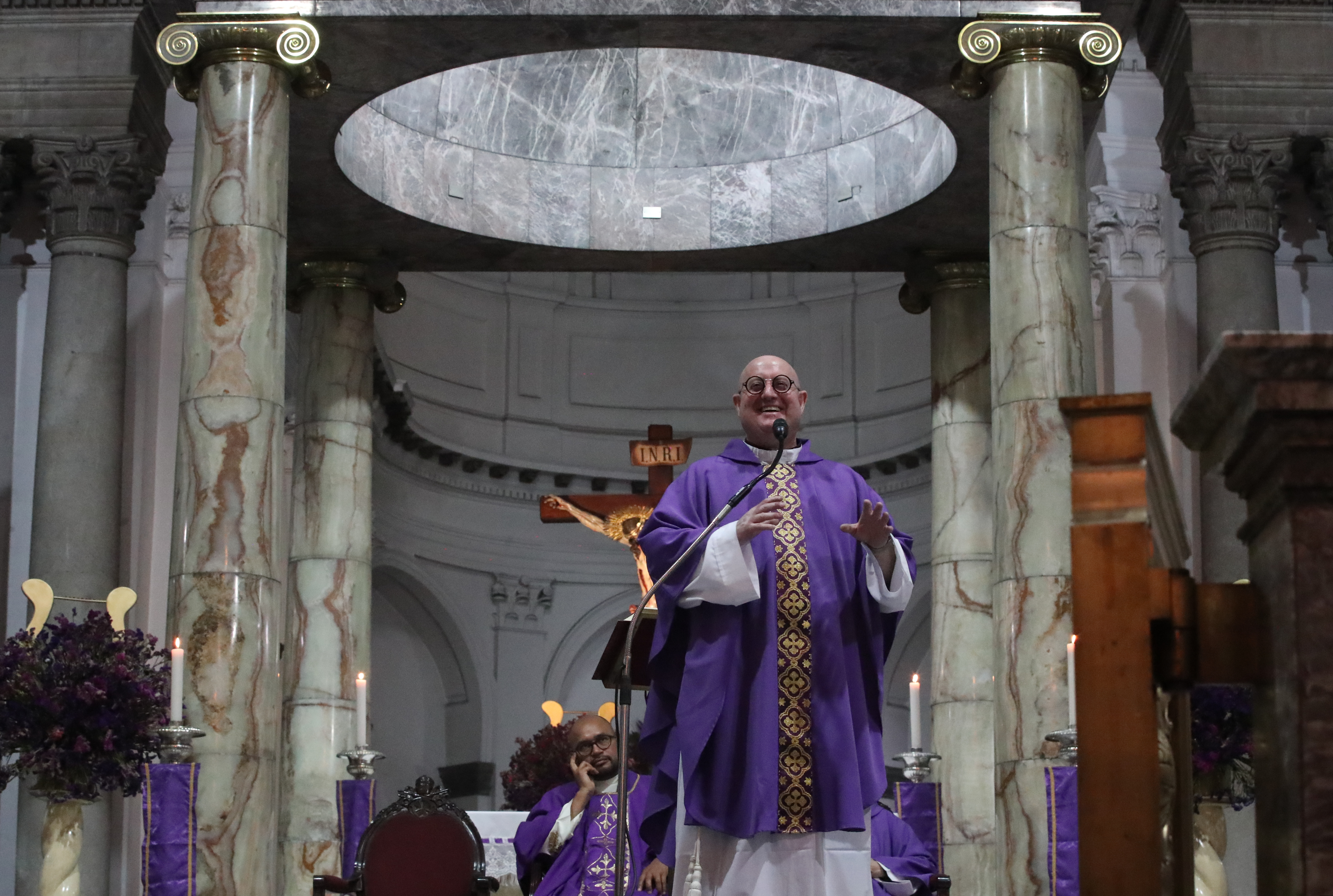 La trayectoria del Padre Guilherme en las consolas de DJ no nació de una ambición artística, sino de un compromiso con su comunidad. Originalmente comenzó a mezclar música con el fin de recaudar fondos para restaurar su parroquia. (Foto Prensa Libre: Esbin Garcia)