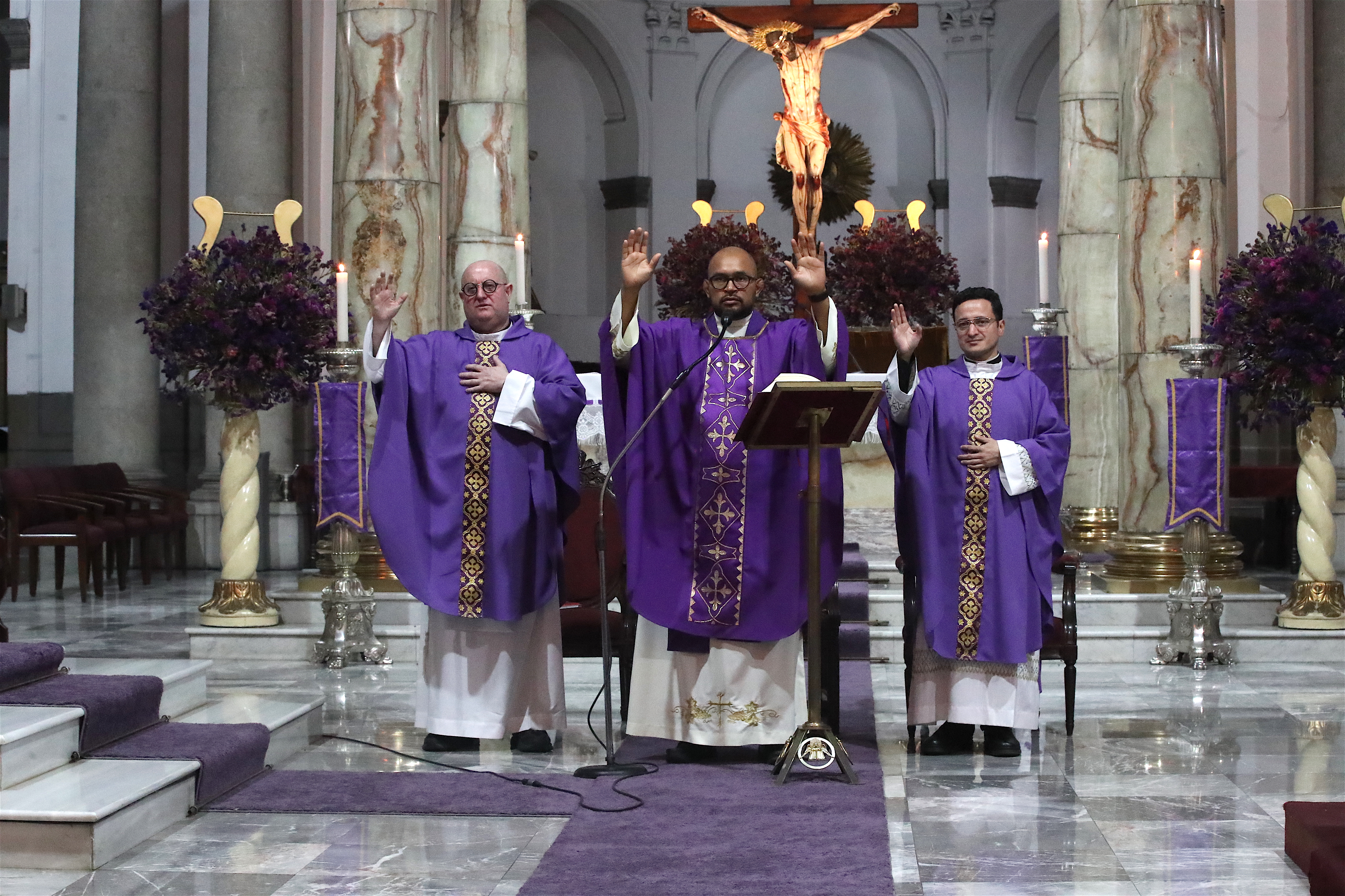 Padre Guilherme Peixoto, el sacerdote portugués visita Guatemala.'