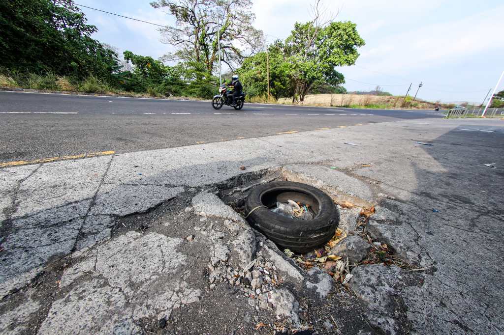 GNSD, INFRAESTRUCTURA CARRETERAS. Se visit la carretera CA-2 para graficar puntos de peligro para el peatn y automovilistas usuarios de la carretera. En la imagen, obstculos y ventas informales a la orilla de la carretera CA-2 juridiccin de Santa Luca Cotzumalguapa.

Juan Diego Gonzlez.  230226