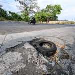 GNSD, INFRAESTRUCTURA CARRETERAS. Se visit la carretera CA-2 para graficar puntos de peligro para el peatn y automovilistas usuarios de la carretera. En la imagen, obstculos y ventas informales a la orilla de la carretera CA-2 juridiccin de Santa Luca Cotzumalguapa.
Juan Diego Gonzlez. 230226