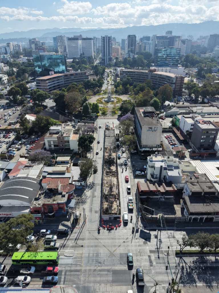 Vista aérea de los trabajos de construcción del AeroMetro en la zona 9 de la Ciudad de Guatemala, cerca de Plaza España.