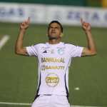 Omar Duarte anotó un doblete en la victoria de Comunicaciones sobre Malacateco. (Foto Prensa Libre: Juan Diego Gonzalez).