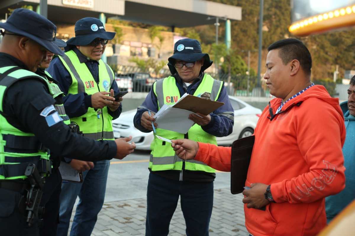 Operativo de la DGT y PROVIAL en ruta a El Salvador donde sancionan buses por incumplir normativa de transporte